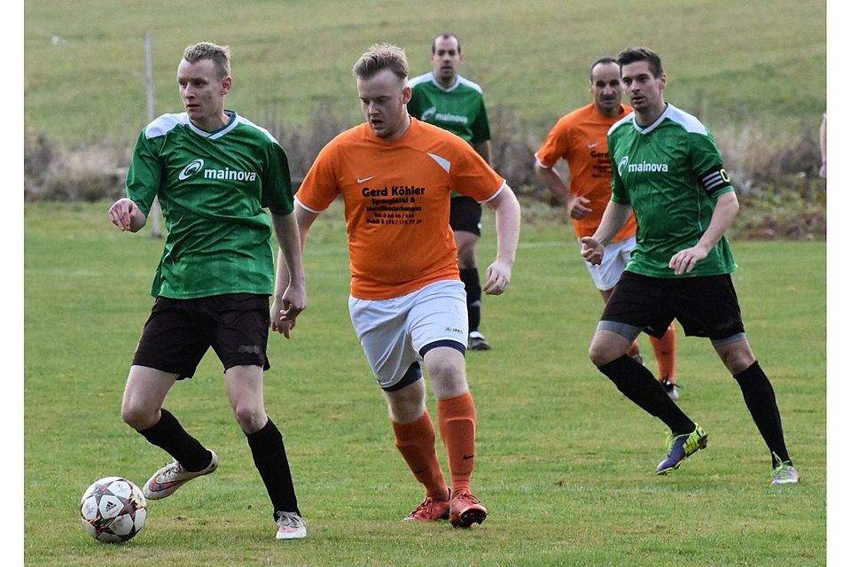 Während der TSV Ilbeshausen gestärkt vom 2:0-Derbyerfolg am Sonntag zur SG Schlitzerland II reist, will die SG Grebenhain/Bermuthshain gegen den FV Horas II mit der Wiederholung des Vorrundensieges endlich wieder einen Dreier einfahren.  	Foto: Zinn