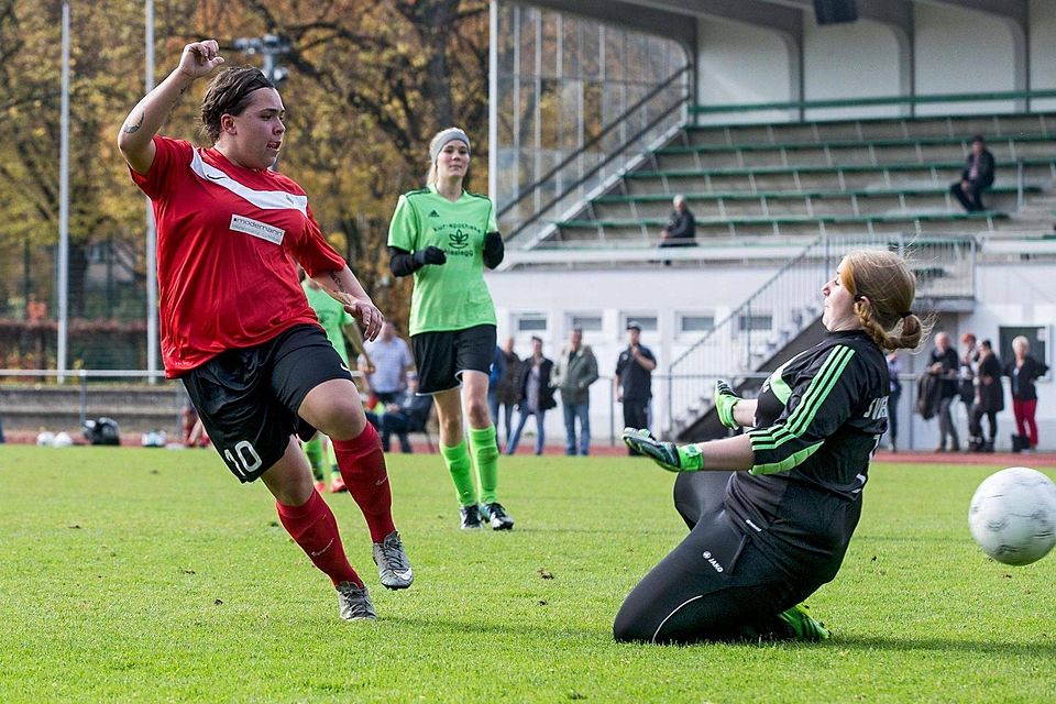 Eiskalt: SpVgg-Torjägerin Merve Avci (links) trifft zweimal zum hochverdienten 6:0-Heimsieg gegen den SV Immenried. Christian Flemming