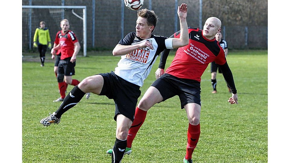 Kisdorf-Kapitän Tobias Werner (li.) feierte mit seinem Team gegen den Großenasper SV mit Thorben Kassek (re.) einen deutlichen Sieg. Foto: Göttsche