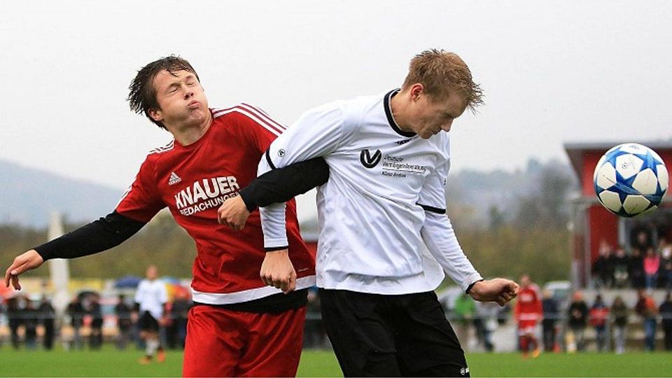 Joshua Fischer (re., SV Deggenhausertal) im Zweikampf mit Niklas Blank von Tabellenzweiten FC 09 Überlingen. Archiv-Foto: Karl-Heinz Bodon