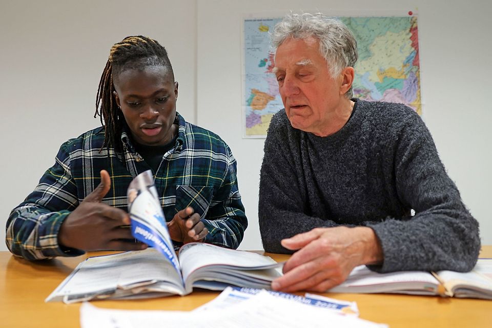 Yankhoba Soumare und sein Deutschlehrer Klaus Mehnert sind ein eingespieltes Team.