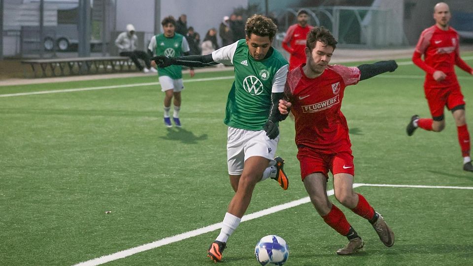 Aushilfe aus dem Bezirksliga-Team: Gianmauro Masella (l.) sammelte beim 4:0-Sieg der Neurieder U23 Spielpraxis.