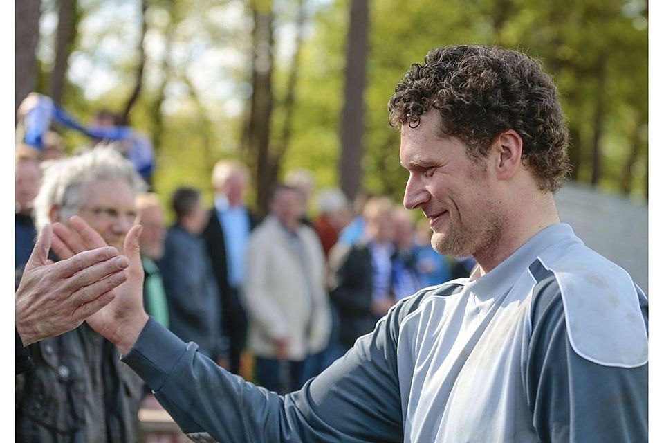 Komm`her, klatsch` ab! Thomas Davenport (Foto von der Aufstiegsfeier) durfte in dieser Saison schon viele Glückwünsche entgegen nehmen. Foto: Werner Scholz Komm`her, klatsch` ab! Thomas Davenport (Foto von der Aufstiegsfeier) durfte in dieser Saison schon viele Glückwünsche entgegen nehmen. Foto: Werner Scholz