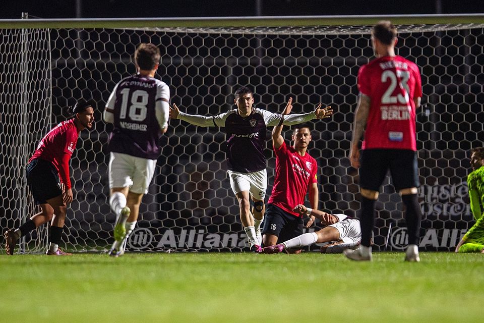 Jan Shcherbakovski bejubelt seinen Ausgleichstreffer kurz. Rechts liegt der verletzte Sadrifar.