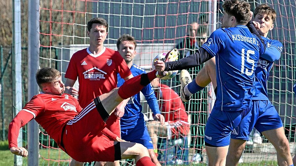 Richtig eng zu ging es im Nachbarschaftsduell zwischen Merching (rot) und Kissing nur in Halbzeit eins. In Abschnitt zwei war der KSC trotz Unterzahl spielbestimmend.