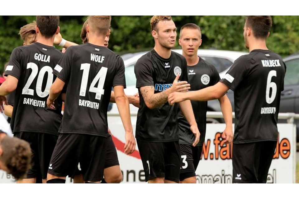 Traf gleich zum Einstand: Patrick Hobsch (mi.) gab gegen den FV Illertissen ein vielversprechendes Debüt im "Altstadt"-Trikot. F: Wiedel