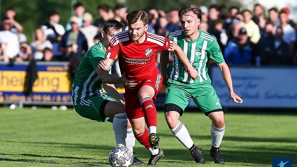 Marcel Eder (am Ball) macht eine Schambeinentzündung zu schaffen 