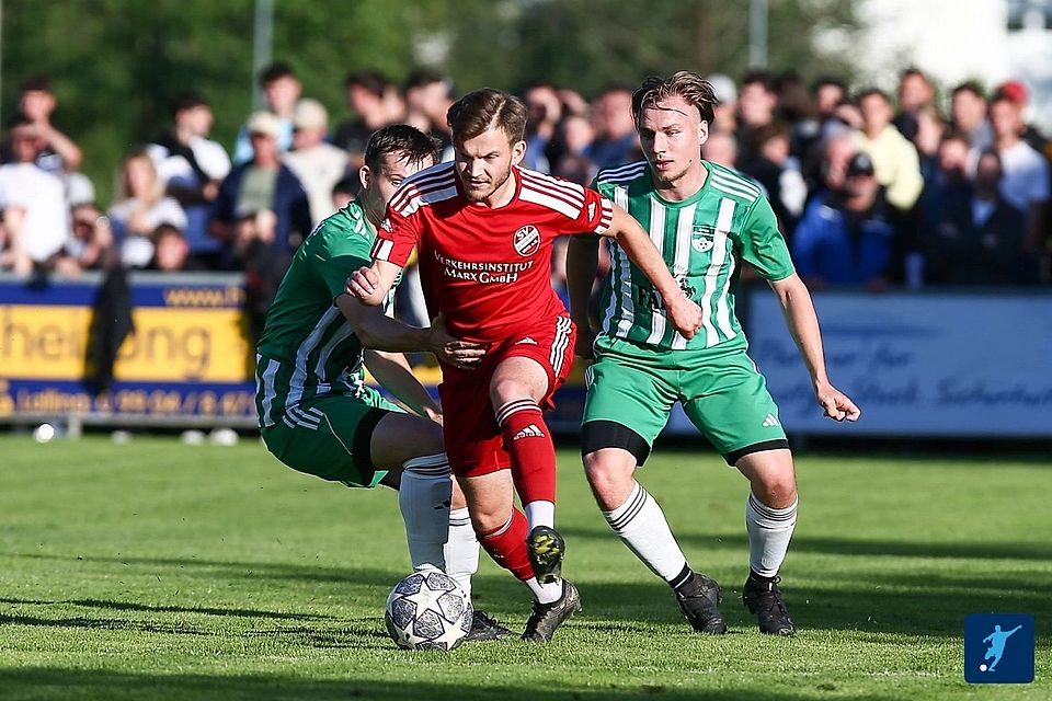 Marcel Eder (am Ball) macht eine Schambeinentzündung zu schaffen 