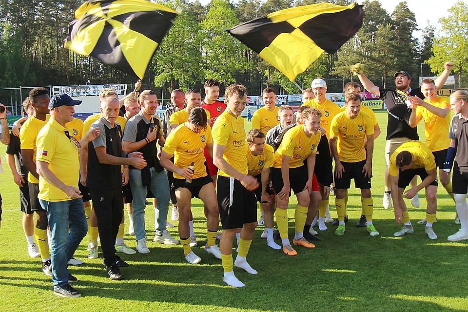 In Feierlaune: Die junge Mannschaft des FC Amberg hat in Etzenricht ihr Meisterstück gemacht.