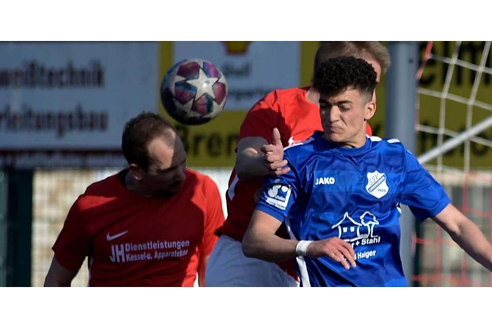 Fußball mit Willen ist gefragt, aber auch mit Köpfchen. In dieser Szene behauoten sich Tobias Pfeifer (l.) vom SSV Sechshelden und Ben Kalbitzer vom SSV Langenaubach im Luftkampf. Foto: Henrik Schneider 