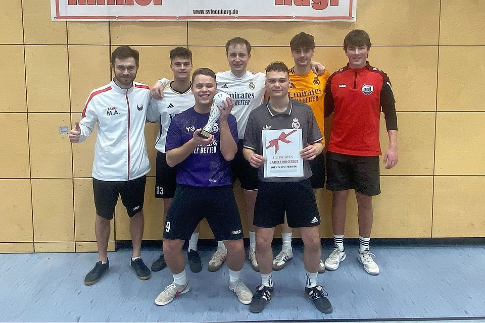 Aufs Siegerfoto durften: hinten v.l. Turniersponsor Marco Amann, David Jakobi, Alexander Pfeil, Roberto Martinez und Turnierleiter Bastian Böhm; vorne v.l.: Dennis Jakobi und Julian Balzer.