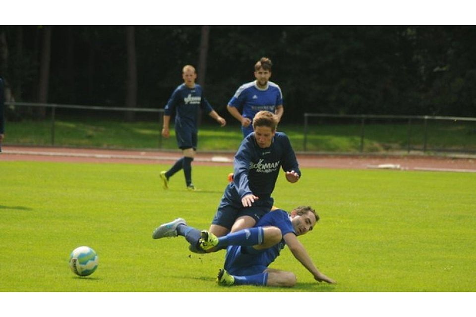 Matchwinner: Andre Fleischmann (unten) erzielte beim Supercup beide Treffer für BW Papenburg. Fotos: Dirk Hellmers