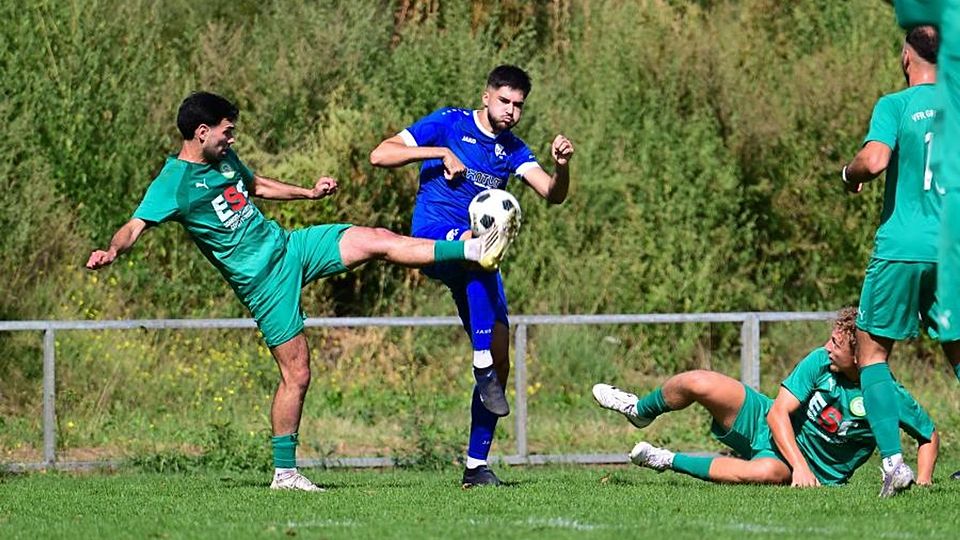 Die Verbandsliga-Fußballer des VfR Groß-Gerau um Pedro Araujo da Silva (links), Adrian Hofmann (am Boden) und Torschütze Ilias Benazza (rechts) setzen sich auch in Neu-Isenburg durch (Archiv).	Foto: Uwe Krämer