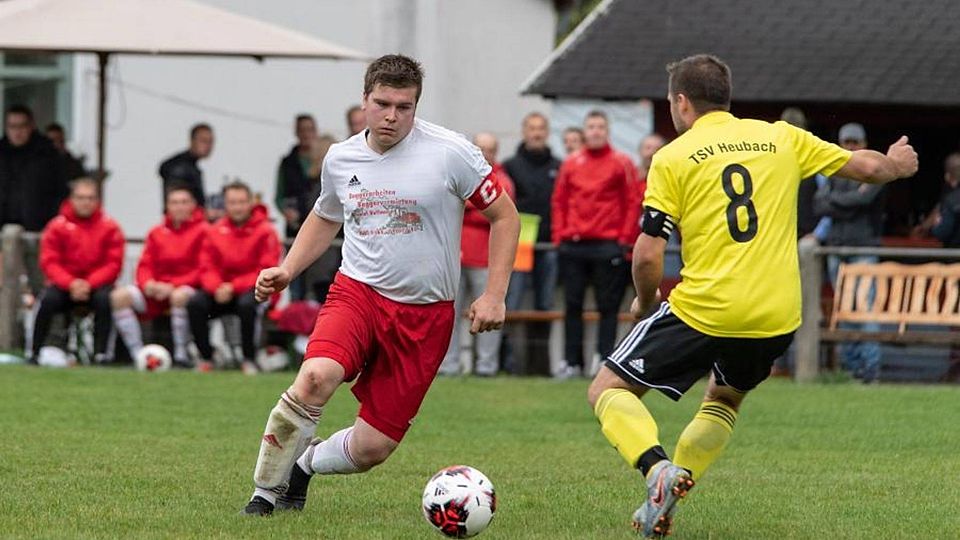 Mit Rückenwind ins letzte Spiel vor der Pause: Der SV Nieder-Moos und sein Kapitän Christian Brand (links, hier gegen den Heubacher Lars Helmer) wollen gegen die SG Veitsteinbach einen weiteren Schritt raus aus dem Tabellenkeller machen.   	Archivfoto: Volk