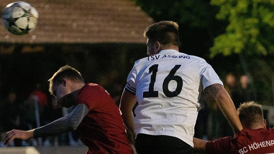 Der Kopfballlversuch von Aßlings Florian Huber (Nr. 16) brachte nichts ein. Das Spitzenspiel endete remis.