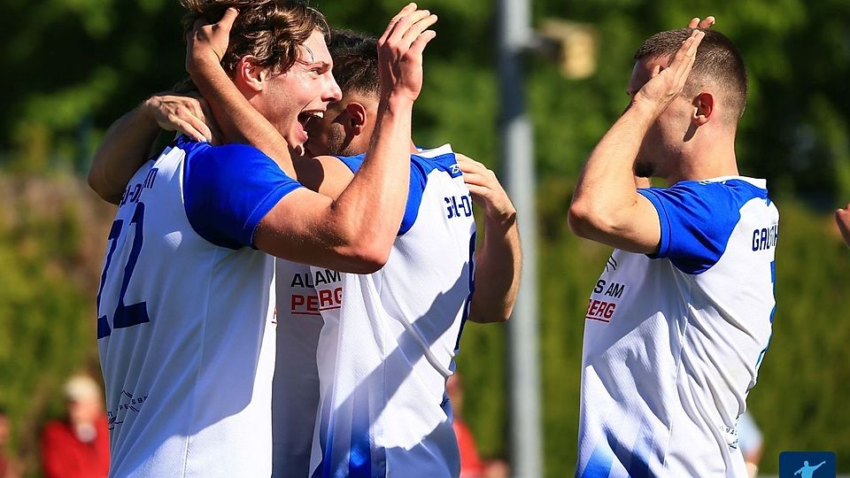 Die Fußballer vom TSV Gau-Odernheim feiern den Klassenverbleib in der Oberliga. Es ist ein historischer Erfolg - ob er historischer ist als der von RWO Alzey 1996, das ist Ansichtssache. Und ein nettes Thema für den Stammtisch.