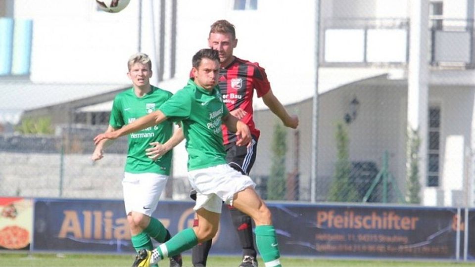 Der 29-Jährige Daniel Gvardio (im Vordergrund)l ist ab sofort für den TSV Stallwang als Spielertrainer aktiv. F: Siering