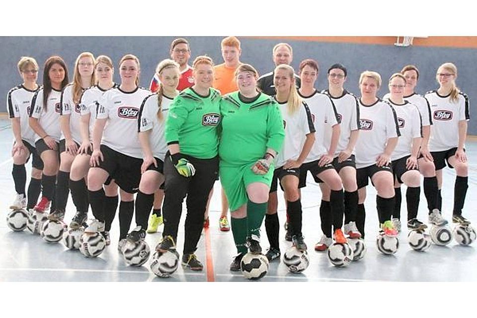 Bilden das neue Frauenfußball-Team des  VfL Edewecht: Unterstützt werden die 26 Spielerinnen dabei von Trainer  Gökhan Mollaoglu (hinten, von links), Torwarttrainer  Phillip Hellmers und Jann Beninga. Lars Puchler