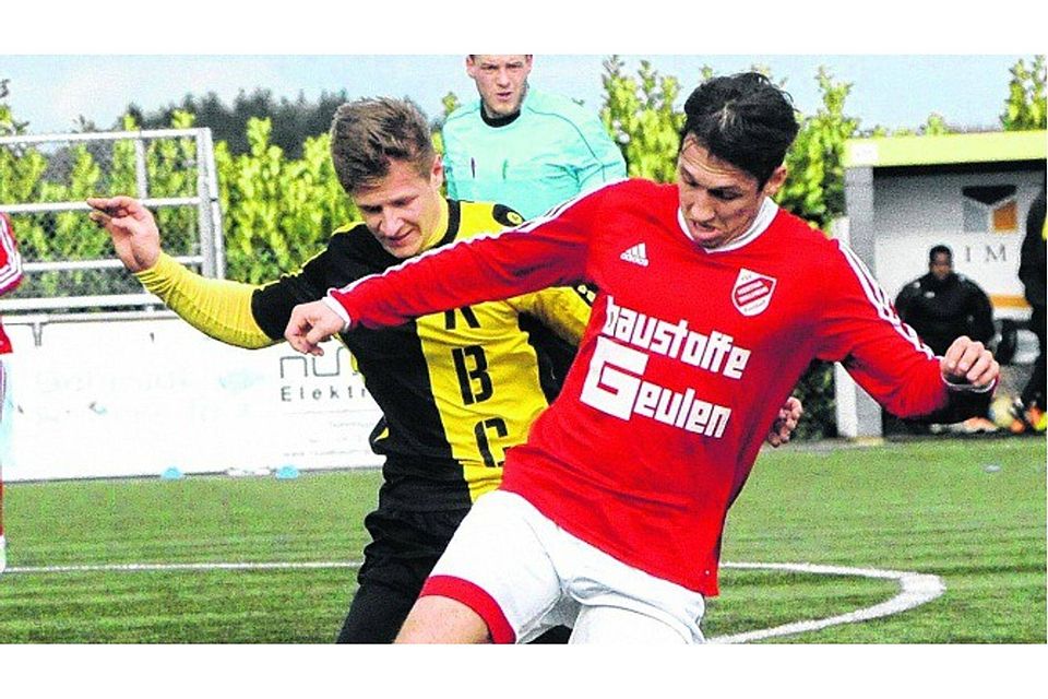 Abgeschirmt: Walheims Sebastian Wirtz (vorne), der das 1:0 erzielt, lässt sich durch KBC-Akteur Lucas Götte nicht vom Ball trennen. Foto: Martin Ratajczak