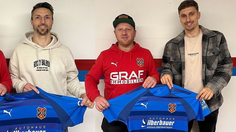 Sportlicher Leiter Thomas Iglhaut (Mitte) präsentiert mit Torhüter Harald Eiban (links) und Angreifer Julian Göttlinger die nächsten Neuzugänge.