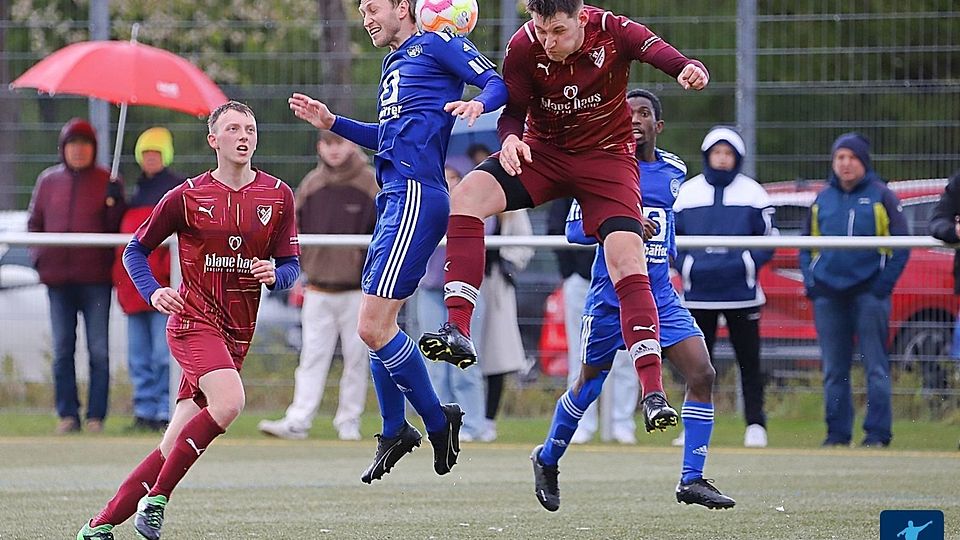 Kann der SV Freudenberg (in Weinrot) dem Ligaprimus aus Rieden ein Bein stellen?