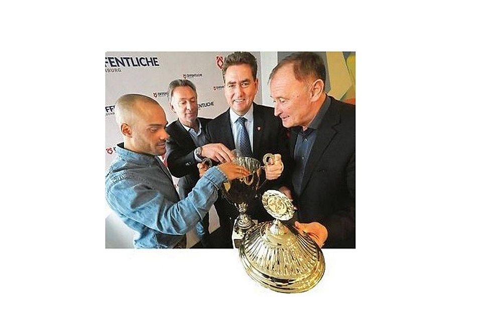 Blickten schon einmal  in den Pokal: (von links) David Odonkor, Stephan Engels, Jürgen Müllender und Dieter Burdenski Torsten von Reeken