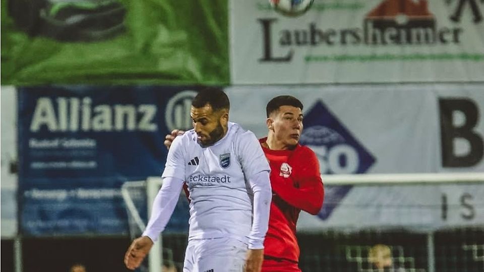 Lieferten sich ein heiß umkämpftes Halbfinale: die Verbandsliga-Kicker der TuS Mechtersheim (in weißen Trikots, hier Andrew Wooten) und die Regionalliga-Fußballer des TSV Schott (in rot Maurizio Robotta). Foto: TSV Schott Mainz/Chiara Puci