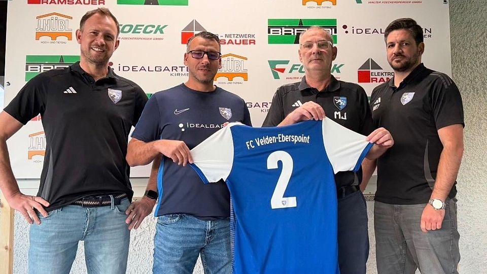Die sportliche Leitung der Vilstallöwen gemeinsam mit dem neuen Trainer der zweiten und dritten Mannschaft. Stehend v.L: Andreas Lehner, der neue Trainer Alex Schrafstetter, Michael Just und Martin Breiteneicher.