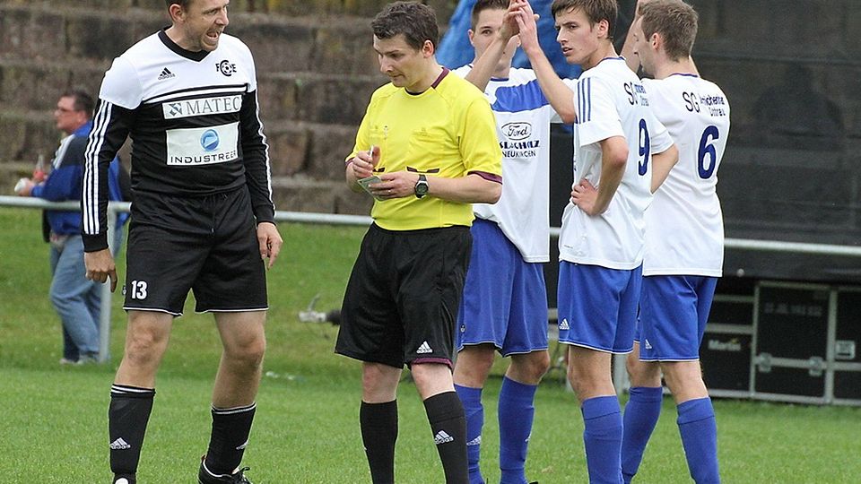 F: Duscha Szene aus den Hinspiel: Pierre Hommel (links) erzielte gestern das Tor des Tages für den FC Edermünde bei der ersten Pleite von Primus SG Immichenhain/Ottrau.