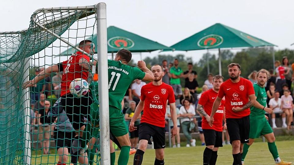 Hinterherschauen mussten die Fußballer des TSV Wolfskehlen dem mit 5:2 siegreichen SV Hahn.	Foto: Peter Henrich