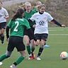 Der Einsatz war da: Die Frauen des SC Huglfing (in Grün) und des TSV Rott lieferten sich eine körperbetonte Bezirksliga-Partie. Tore gab es in dieser Begegnung aber – wie schon beim Duell in der Hinrunde – keine zu sehen.