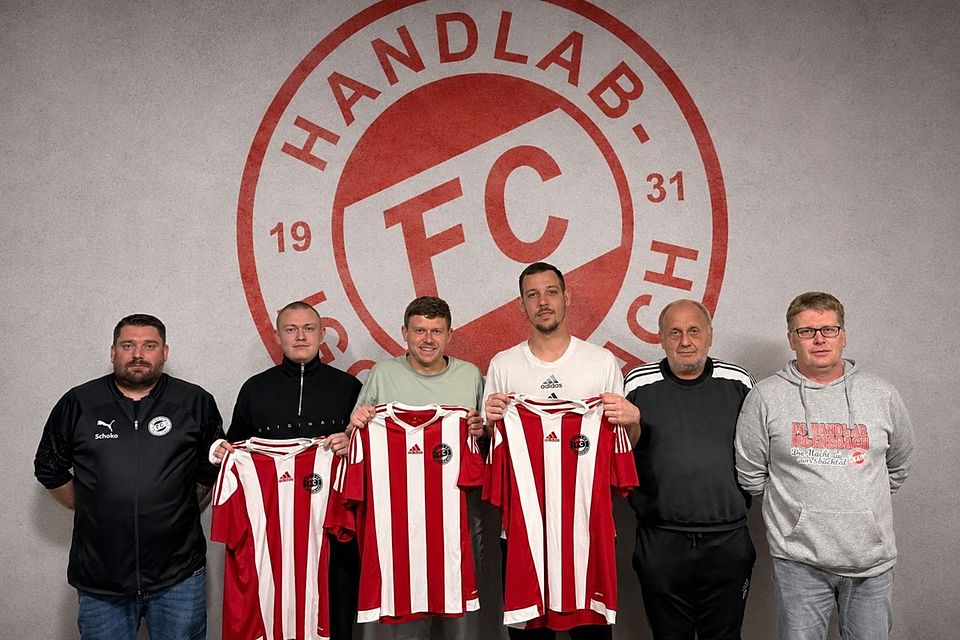 Von links nach rechts Manuel Schachtner (Sportlicher Leiter) Philip Obirei (Torwarttrainer) Thomas Hidringer (Spielertrainer), Neuzugang Adrián Grebáč, Lothar Thielow (Sportlicher Leiter) Manfred Emberger (1. Vorstand) Von links nach rechts Manuel Schachtner (Sportlicher Leiter) Philip Obirei (Torwarttrainer) Thomas Hidringer (Spielertrainer), Neuzugang Adrián Grebáč, Lothar Thielow (Sportlicher Leiter) Manfred Emberger (1. Vorstand)