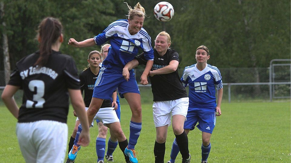 Im Kopfballduell kaum zu bezwingen: Elin Lundin (Mitte). Foto: Jürgen Rode.