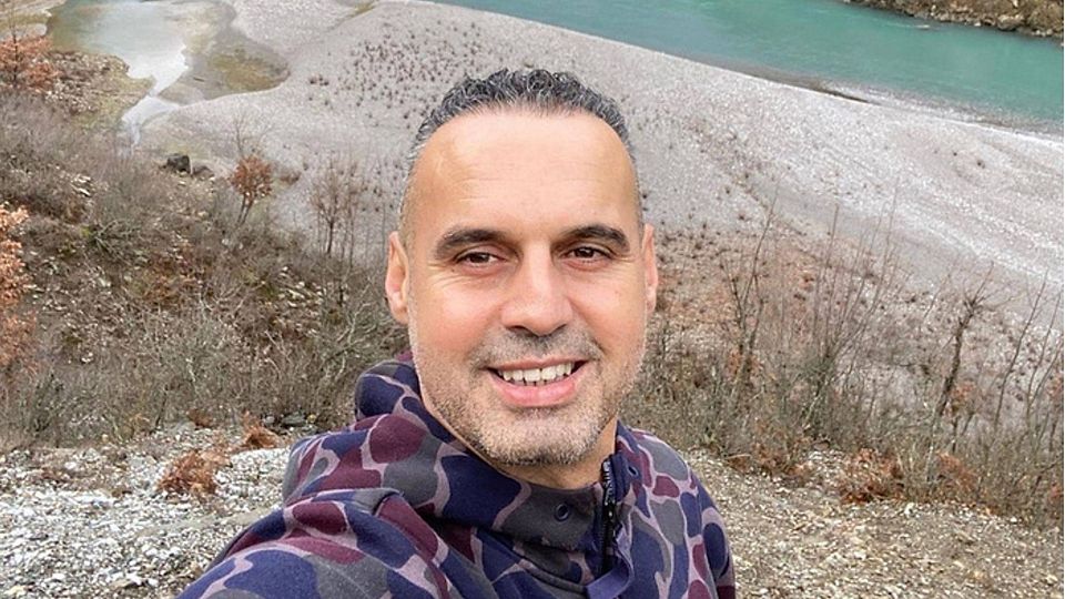 Al­bert Meh­me­ti ver­ließ als 18-Jäh­ri­ger den Ko­so­vo, um sein Glück in Deutsch­land zu su­chen. Und das hat er ge­fun­den. Nicht nur sport­lich war er er­folg­reich, son­dern auch be­ruf­lich. Er ist In­ha­ber von drei Post­fi­lia­len.   