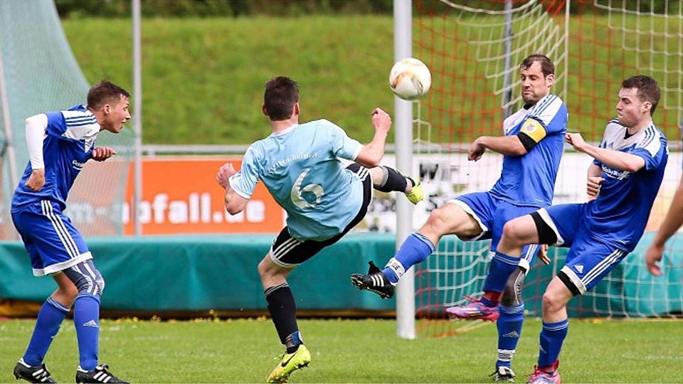 Florian Haußmann (6) vom SV Deuchelried bleibt an der Abwehr des SV Gebrazhofen hängen. Am Ende hieß es 0:0. Foto: Kopf