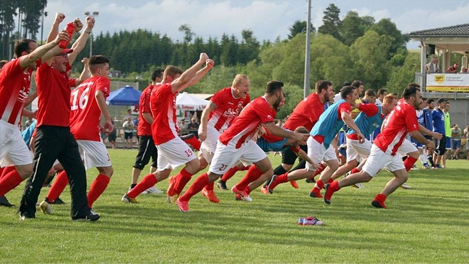 Die Spieler des SV Geisingen waren nach dem entscheidenden Elfmeter nicht mehr zu halten und feierten den Bezirkspokalsieg. | Foto: Dieter Reinhardt