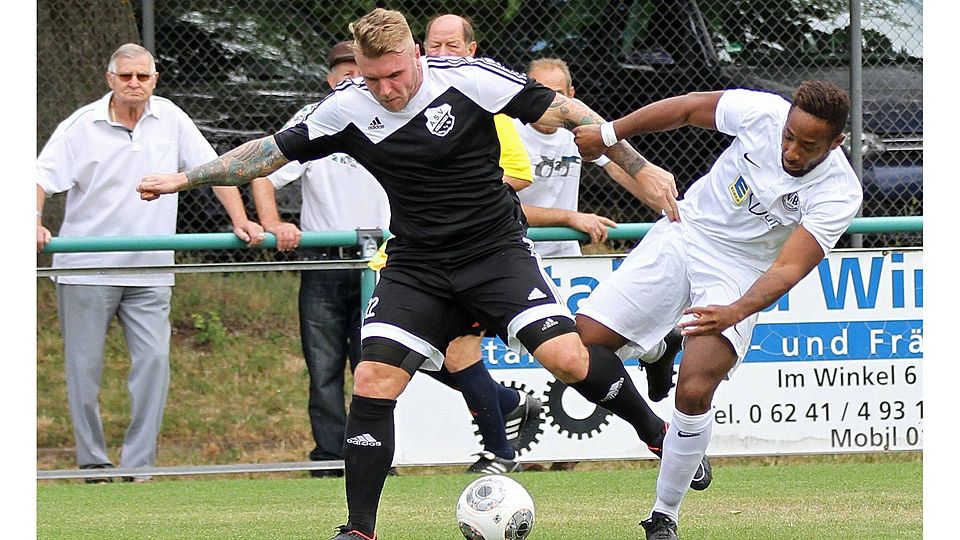 Auch ein Grund, weshalb Bodenheim die zweitbeste Defensive der Liga stellt: Verteidiger Nelson Kari-Kari (rechts), hier im Verbandspokal-Zweikampf mit Nibelungen-Spieler Marcel Hasch.	Archivfoto: pa/Dirigo