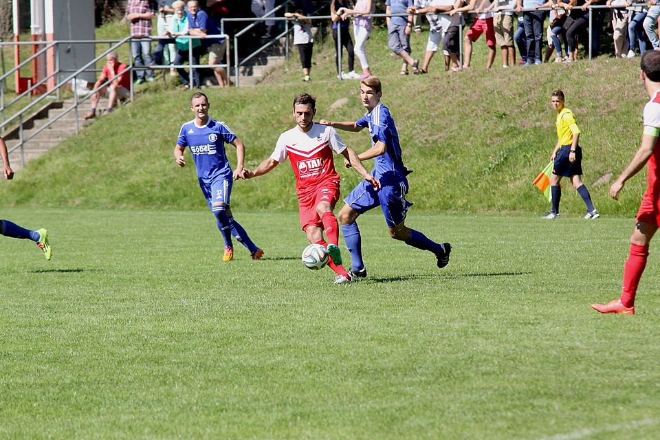 In die Reihe der jungen Wilden beim Büdelsdorfer TSV zählt auch Mittelfeldspieler Tomke Splettstößer (rechts, hier im Duell gegen Kiels Ali Kalma ). Foto: Stegemann