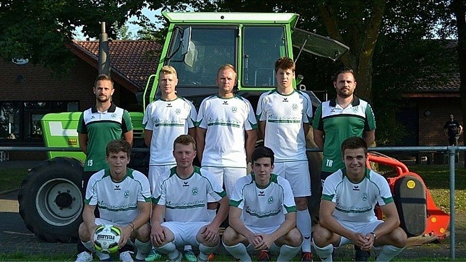 Die Neuen des SV Grün-Weiß Anreppen: (h.v.l.) Co-Trainer Christoph Duda, Steven Bowman, Mariusz Corgiel, Jan Hörster, Trainer Tobias Tschernik, (v.v.l.) Corey Brathwaite-Nash, Marvin Grabbe, Niklas Friesen und Bastian Risse. Es fehlen: Karsten Karpowicz, Rene Strunz und Kai-Peter Börnemeier.