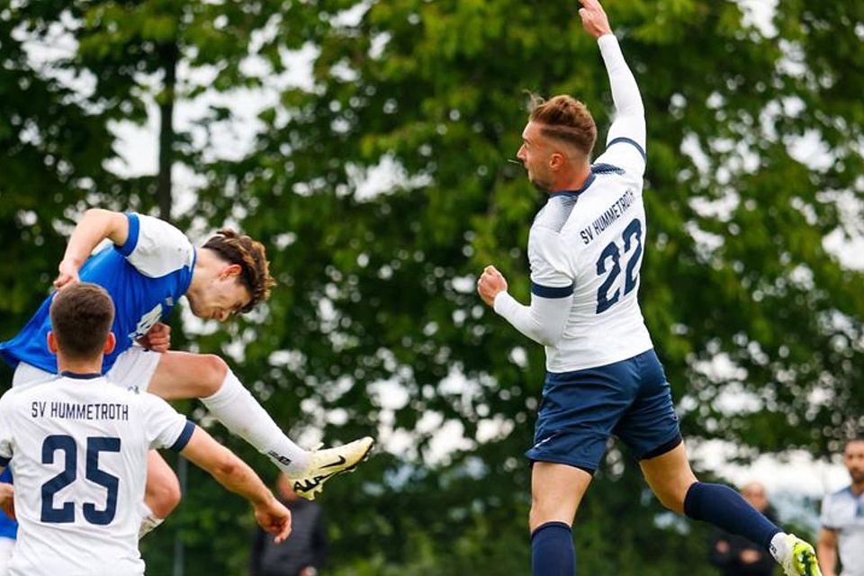 Mario Barusic (rechts), hier gegen Langstadts Luca Schüßler, zieht es zur FSV Erbach.