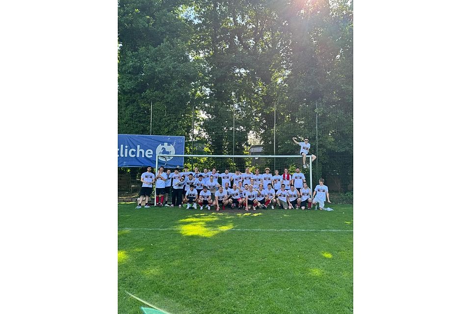 Querum feiert den Aufstieg.