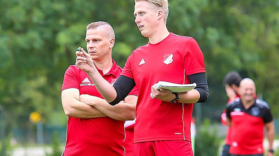 Neuer Übungsleiter: Patrick Schmidt (rechts) übernahm früher als ursprünglich geplant das Traineramt beim FC Zell-Bruck und folgt auf Patrick Schäffer.
