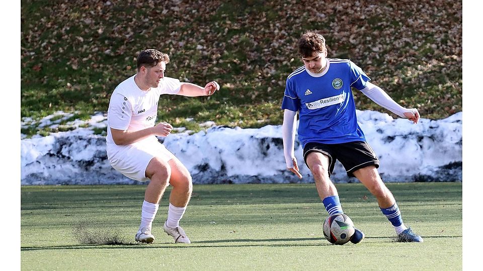 Das Duell zweier Kreisklassisten gewann der TSV Pentenried (l. Ferdinand Leitl) beim SC Pöcking (r. Florian Flath).