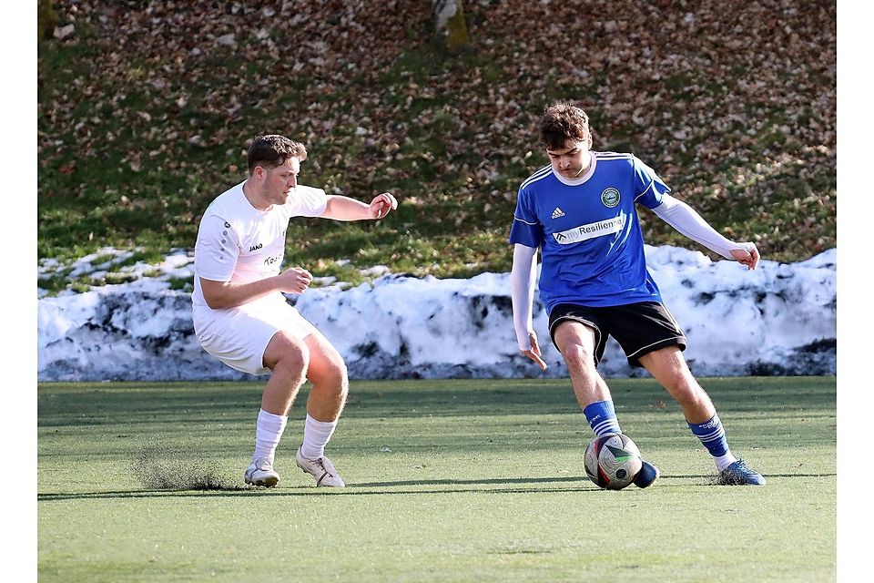 Das Duell zweier Kreisklassisten gewann der TSV Pentenried (l. Ferdinand Leitl) beim SC Pöcking (r. Florian Flath).