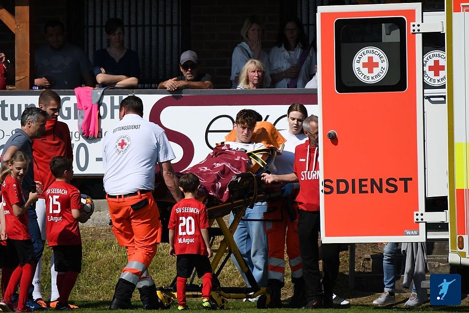 Hauzenbergs Bastian Schmid musste mit dem Krankenwagen abtransportiert werden.