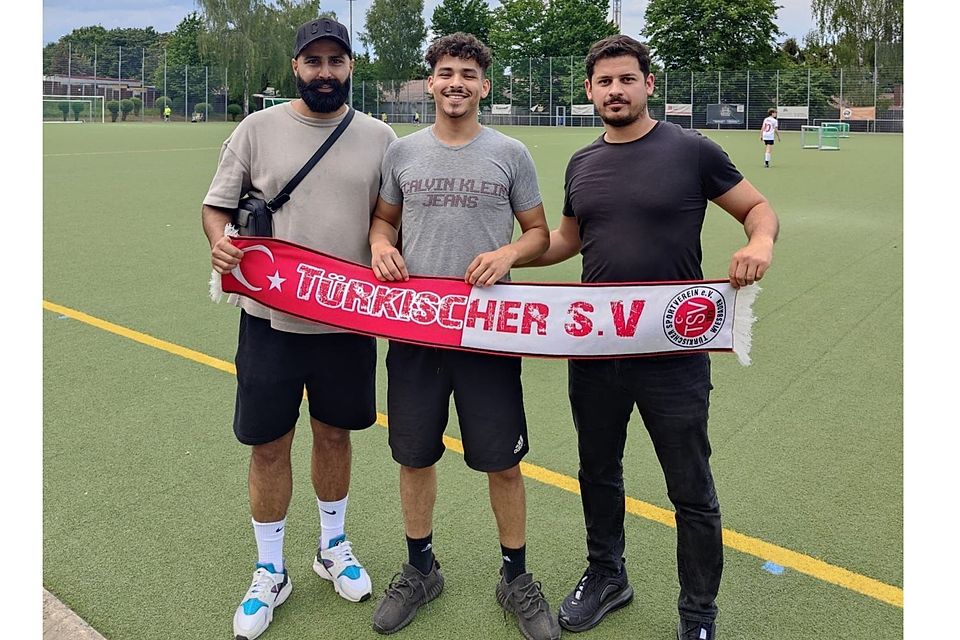 Nazim Khababa (Mitte) wechselt vom TuS Nordenstadt zum Türkischer SV. Links Teammanager Mehmet Kirazli, rechts der Vorsitzende Ilkay Candogan.