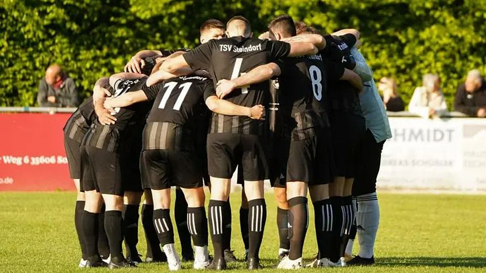 Hatten sich womöglich auch für den Pokalwettbewerb etwas vorgenommen, sind aber nach einer 0:1-Pleite in bei den SF Katzenfurt ausgeschieden: die Männer vom TSV Steindorf. © Isabel Althof