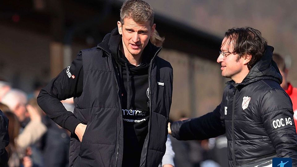 Lars Bender (li., hier beim letzten Test mit Erlbachs Trainer Johann Grabmeier) legt am Samstag mit seinen neunen Mannschaft los.