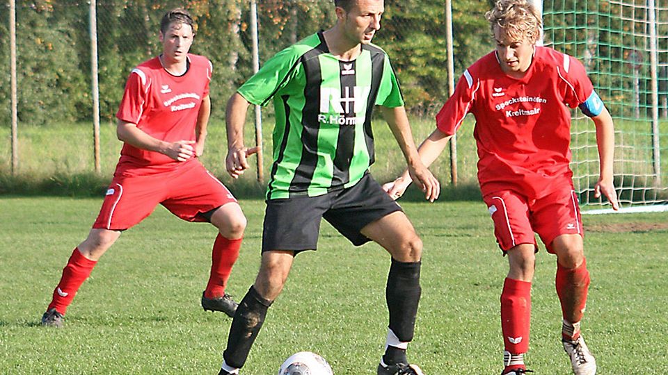 Metin Bas (grün) im Trikot der DJK Stotzard. Der 32-jährige Stürmer schoss in der vergangenen Saison 18 Tore für den Kreisklassisten. Jetzt wechselt der torgefährliche Techniker als Spielertrainer zum FC Affing, die sich auf und neben dem Platz neue Akzente für ihr Team erhoffen.  Archivfoto: Ramona Eberle