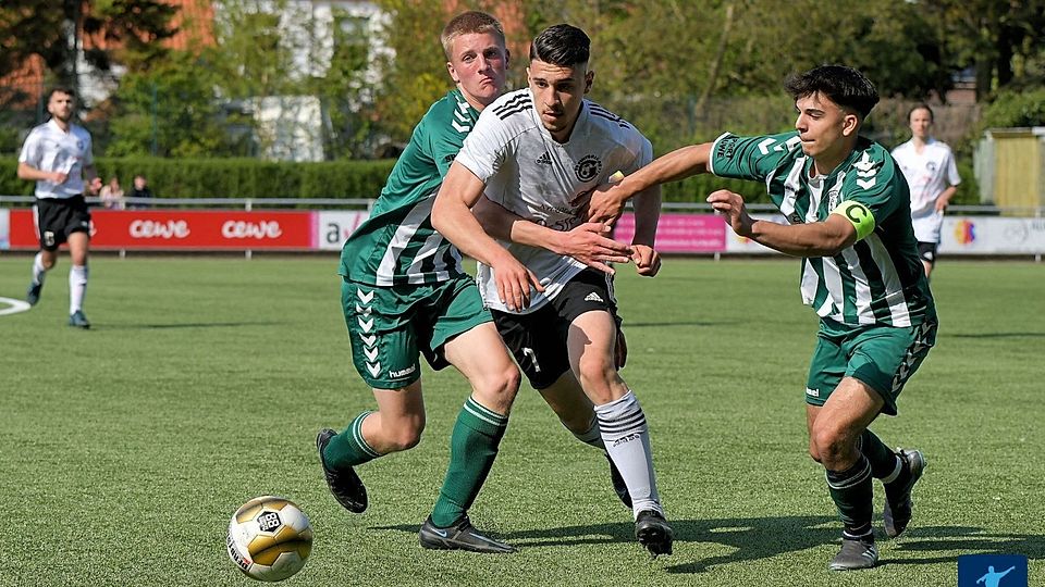 Kassierte eine späte Niederlage beim VfL Oldenburg: die U19 des SV Viktoria GMHütte (in weiß).